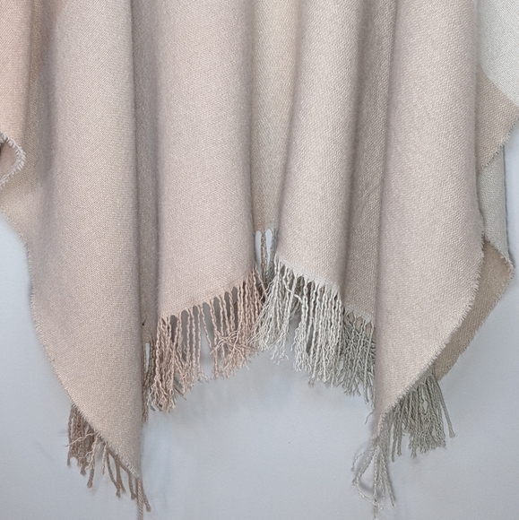 SOIA & KYO Blush Rose Pink Fringe Shawl Scarf Wrap Cardigan Blanket Poncho OS - Picture 12 of 16